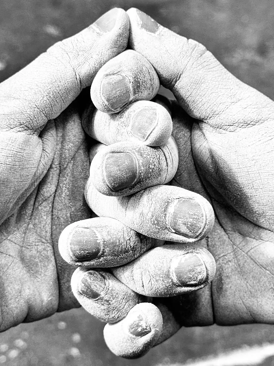 Manos cubiertas de magnesio, en blanco y negro